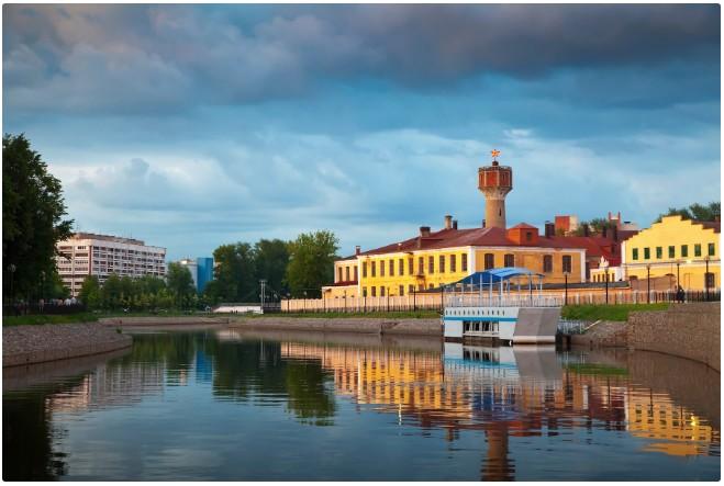 Водонапорная башня в Иваново и красивый пейзаж возле неё