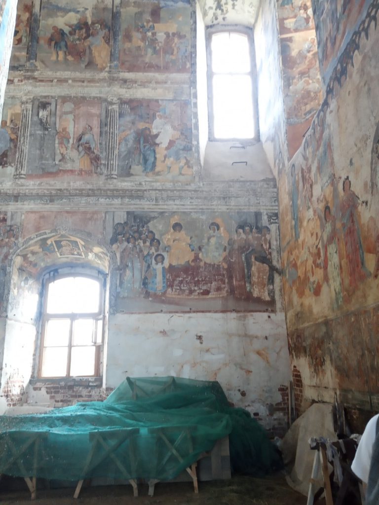 Фрески на стенах церкви Петра и Павла пос. Поречье-Рыбное