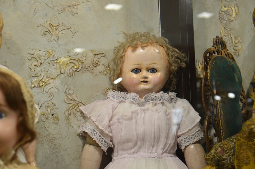 Эта самая старая кукла в  коллекции сделана в  1850 году